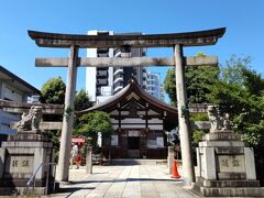 三輪神社に来ました。
珍しい三ツ鳥居。三輪鳥居とも言います。また、鳥居は両端が反り上がる形になっています。この3つの鳥居をくぐる正式参拝方法があるようです。