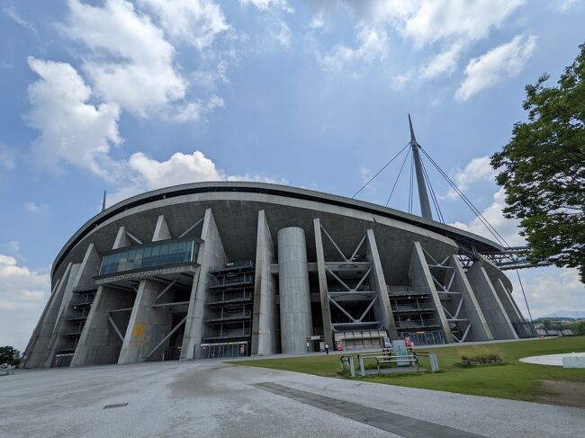 ４４０００人の観客が収容できる、豊田スタジアムにやってきました。<br />来る７月１６日は、名古屋グランパス対川崎フロンターレの試合が、ありますよ。<br /><br />ここの４階のフロアに、展望レストラン、ヴェルディロッソがあるのです。<br />３月にリニューアルして行ってみましたが、満員で入れず、今なら空いてるかも。