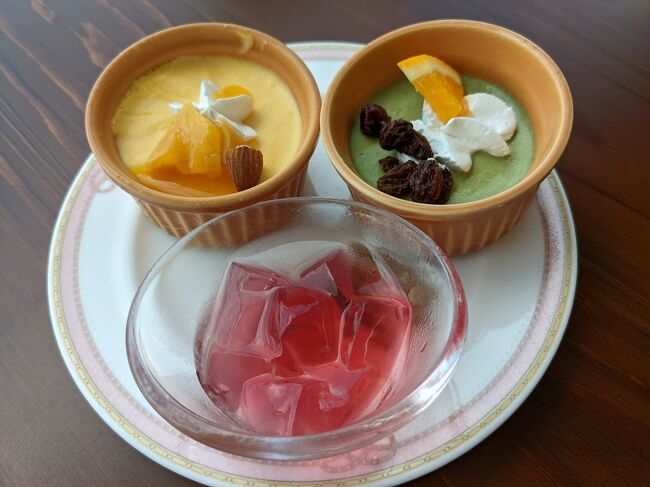 デザート三種。<br />メインより、こっちのほうが良かった。<br />レーズン単体があったので、のせてみました。