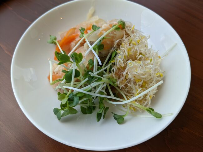 さっそくサラダ取りに行きます。<br />前は、ドリンクバーのみでしたが、改装後は、サラダやスープ、パン、ご飯のバイキングがありました。<br />