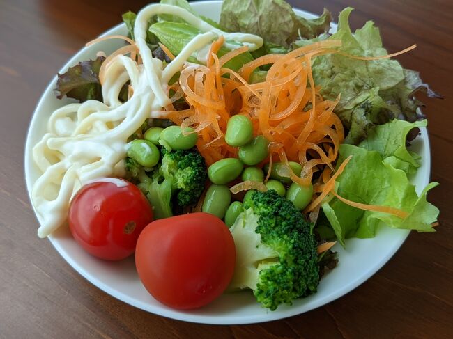 二皿目は、お野菜大盛りですが、お皿自体は大きくはないです。