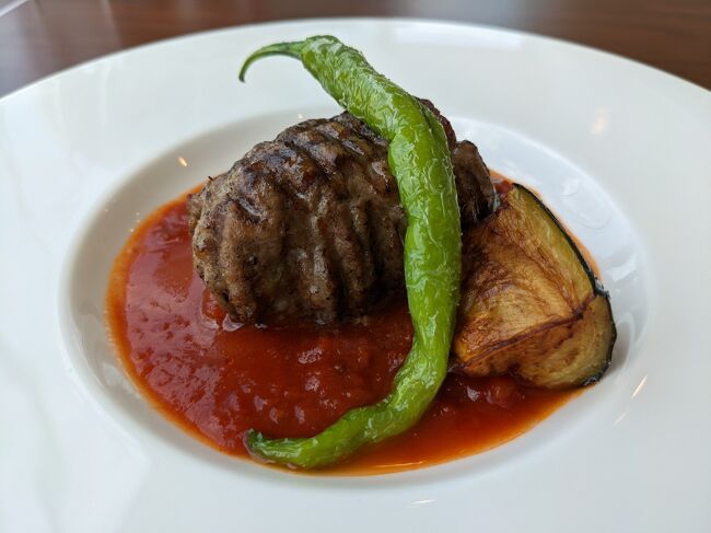 これがメインの和牛ハンバーグ。<br />これが、驚くほど小さい！<br />宮やあさくまとかで食べるハンバーグの半分よりやや大きめといったところか(;'∀')<br />味は美味しいけど、男性なら物足りないね、私だって物足りない＾＾