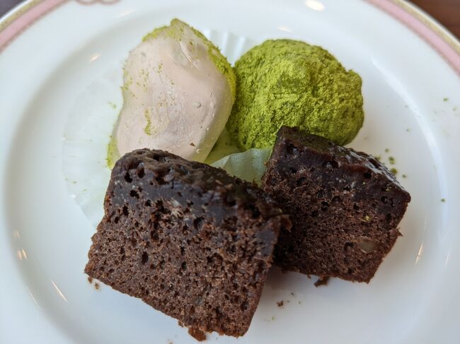 和菓子２種と、黒糖のカステラ。<br />改装前のほうが、バイキングはなかったけれど、結構コスパ良かった。<br />デザートが食べれるのはいいけれど、結局食べすぎちゃうし・・・・<br />