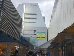 モザイク通りを南へ行くと、小田急のショッピングモール、新宿ミロードがあります。
