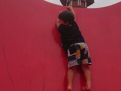 道後温泉別館飛鳥の湯と椿の湯の間の中庭にちょっとした遊び場が
登ってあそんでました