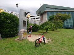 しばし港の芝生や広場で自転車

晴れに近い曇りで、海風が気持ちよく、サイクリングも楽しそうでした