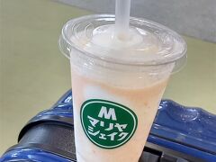 竹富港からは臨時便も出ていて少し早めに石垣港着。おかげでマリアシェイクを買う時間あり＾＾トッピング無料で、パッションフルーツをお願いする。
汗をかいた体にしみる、これも生き返る味！