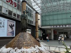 近鉄奈良駅で30年前と変わらず行基さんがたたずんでいた。