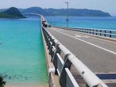 橋のわきにある駐車場に止めて降りてみた。
これはすごい！
海の色が日本海とは思えない…
