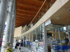 田沢湖駅舎内、観光案内所などが入っている。バスの切符売り場もある。