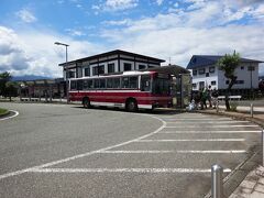 田沢湖駅前
広場がバス乗り場を兼ねる。
羽後交通の路線バスが発着。ここから、乳頭温泉、玉川温泉、駒ケ岳、そして田沢湖周遊バスが出ており、田沢湖畔までの区間は本数もおおい。
乳頭温泉などへ行く路線バスは大半が田沢湖畔のレストハウスに経由する。