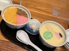 長崎では有名らしい茶碗蒸しのお店へ。
茶碗蒸し好きとしては食べておこうと行きました！

ぷるぷるのとろとろ～
この鮮やかなかまぼこが長崎の名物らしいですね。
にしてもすごい色だな！