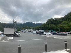 曇り空で、富士山を見ることはできません。自宅を６時に出て、鮎沢ＰＡまで順調に来れました。ここでちょっと休憩します。