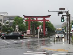 ＪＲホテルズメンバー特典で延長になったので１２時少し前にホテルをチェックアウト。
雨が本降りになっちゃった若宮大路の段葛。昨日の気持ちいいお天気が嘘みたい。