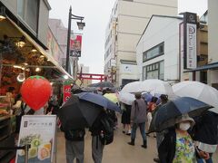 小町通りを通って帰ることに。
雨でも多くの人。傘があるから余計に歩きにくい。