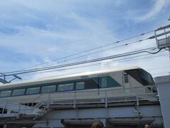 旅の目的の1つでもあった、すみだリバーウォークを歩くことでした。
ちょうど東武鉄道の特急「リバティー」が通過していきました。電車を間近で見られることで、鉄道ファンには楽しめる場所かなと思いました。