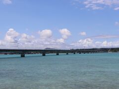 2日目はVELTRAのバスツアーに参加しました。
最初は、白い砂浜が美しい古宇利ビーチを散策。
沖縄の海って感じ。