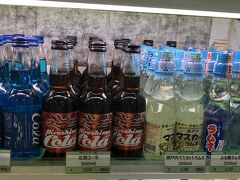 　炭酸飲料もいろいろ置いてあります。
　左からソライロコーラ、広島コーラ、瀬戸内マスカットラムネ、ふる里ラムネ、高知メロン。ご当地物って珍しいので、飲んでみたいと思いつつ、感心して眺めてしまいます。伸縮自在の胃袋ではありますが、全部買って飲むほどの大容量ではありませんし、全種類買って持ち帰るには重すぎます。もう既に、「晩柑」「小夏」を買いましたし。家族で来たら、「一口頂戴」と全種類制覇できますが。