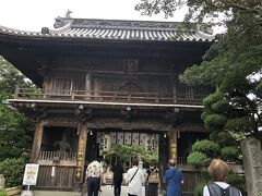 　本日最後のお立ち寄り、霊山寺（りょうぜんじ）。第1番札所のお寺です。
　困った時の神頼みはするし、羽田では航空神社にお参りもしてはきたものの、基本無宗教なので、建物見学と言った感じ。