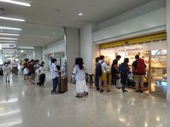 国内線到着口横の「ポーたま 那覇空港国内線到着ロビー店」は、今日も行列ができています。
