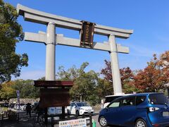 廣島護國神社の鳥居

七五三が多いのか、駐車場待ちの車がいっぱいでした。
まだ午前中なので、出る車はほぼいないのですよね。。。