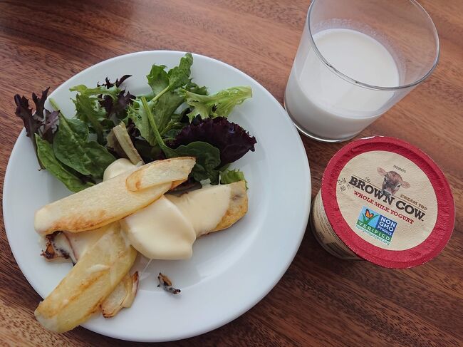 ある日の朝食<br />じゃがいも焼いてチーズかけただけやん