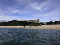 瀬底島へは、瀬底大橋を渡って行きますが、この日は海中道路、浜比嘉大橋に引き続き３つ目です。運転していたので写真が撮れませんしたが、橋から見た景色も最高でした。ビーチのそばにあるのはヒルトンホテルですが、ヒルトンホテルとは別に駐車場もありました。