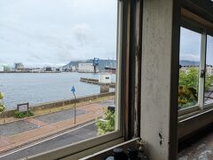 大きな窓から港が見える素敵なカフェです。
お天気が良ければ・・もっと映えるのに( ﾉД`)ｼｸｼｸ…
