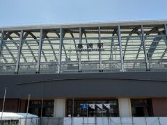 長崎駅にやってきました。
白い屋根が印象的な駅舎です
 
まだまだ絶賛工事中です。