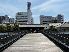 出島へかかる橋
 
この向こうが出島