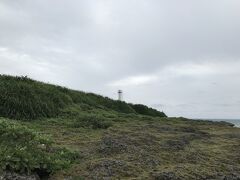 アーチを抜けた先が、黒島のパワースポット「黒島灯台」です