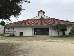 黒島伝統芸能館は、島の公民館的存在です。