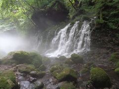 一番水が吹き出ている付近．滝ですが，水は上流から流れてくるのではなく，岩の間から吹き出ています．