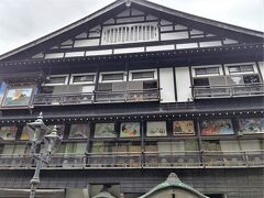 銀山温泉を彩る旅館がぎっちり立ち並んでいます

古山閣さん