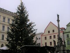 スヴォルノスティ広場にはツリーと、クリスマスマーケットの屋台が数軒残っていたものの、やっていたのは1軒のみ。