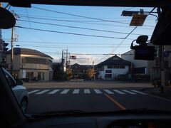 お宿に向かう途中、正面に見えたのは中軽井沢駅。
オシャレな建物ですね～
Photo by wife

"to be continued"