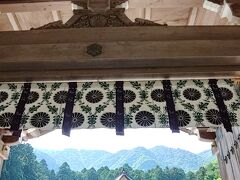 本殿の後ろには弥彦山。