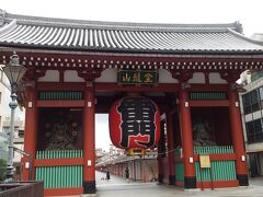 浅草来たら浅草寺へ。ちょうど朝の法要やってました。