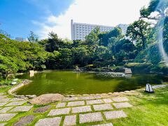一旦ごちそうさまして、日本庭園へ♪
奥に写っているのが休業中のグランドプリンスホテル新高輪です。
高輪と新高輪、やっと迷いなく区別できるようになりました(;´∀｀)