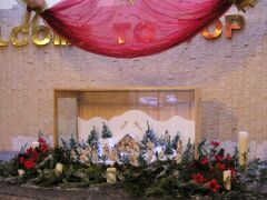 入り口にはキリスト降誕を表したプレセピオも。

8時半にはホテルを出発。南側からプラハの街へ。
このルートだとビシェフラッドの橋(ヌセルスキー橋)の街並みが見渡せるところとか、アールヌーボーなプラハ本駅の前を通るのでなかなか楽しい♪