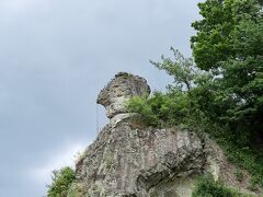 大谷地、平和観音へ移動。
天狗の投げ石・・・今にも落ちてきそうな石・・・奇岩群