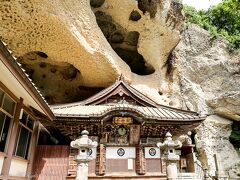 大谷寺
平安時代(810年)弘法大師の作と伝えられている大谷寺本尊千手観音(高さ4m)が保存されています^^
自然で出来た岩