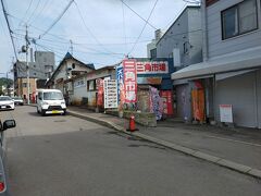 小樽駅すぐ脇にある、三角市場をさっと見学して札幌へむかいます。