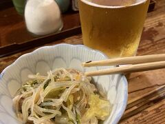 さて、そろそろ、居酒屋開店時間になるので、

早速こちらの「寿都食堂・居酒屋たつ己」さんへ。

Googleさんの星4.5獲得のお店！　期待・大！

そして、お疲れ様の生ビールとお通し。


