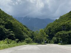 鹿島槍スキー場に間近の北アルプスを見に来ましたが
頂上は雲に覆われてました。