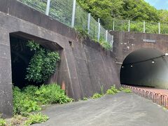 トンネル手前には砲台があります。戦争遺跡ですが、砲台はありません。