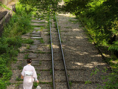 蹴上の駅まで歩く途中に、蹴上インクラインの線路がありました。
浴衣姿の素敵なお姉さんが歩いておられました。