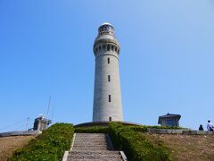 まずは島の先端、灯台へ。