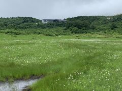 お～
あそこに見えるのは
今日泊まる
栗駒山荘ではないですか