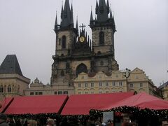 わ～♪　まだクリスマスマーケットをやってる♪
この年のこちらのマーケットは12月1日から1月1日まで。
ドイツだと12月24日には終わっちゃうところが多い(という印象)ので、なんだか得した気分。
